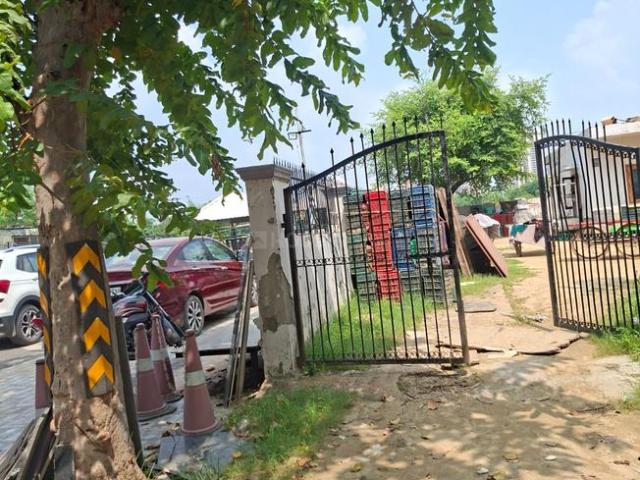 1 BHK Independent House in Gamma II for resale Greater Noida. The reference number is 21117850