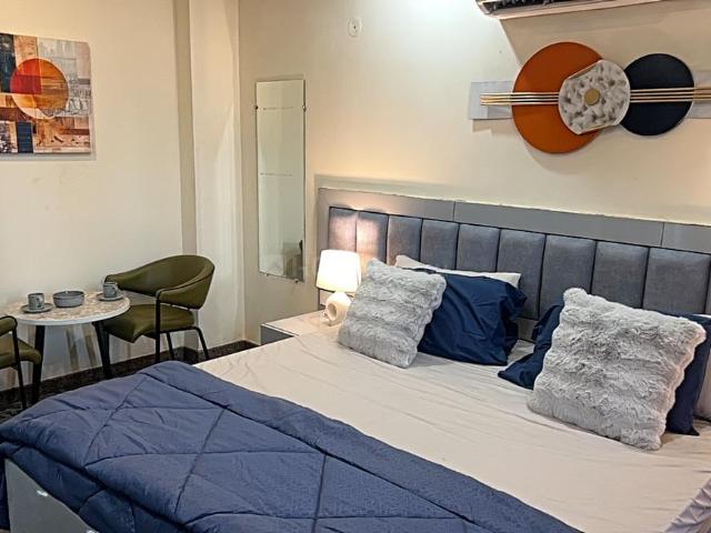 1 BHK Independent House in Sector 42 for rent Gurgaon. The reference number is 19125329