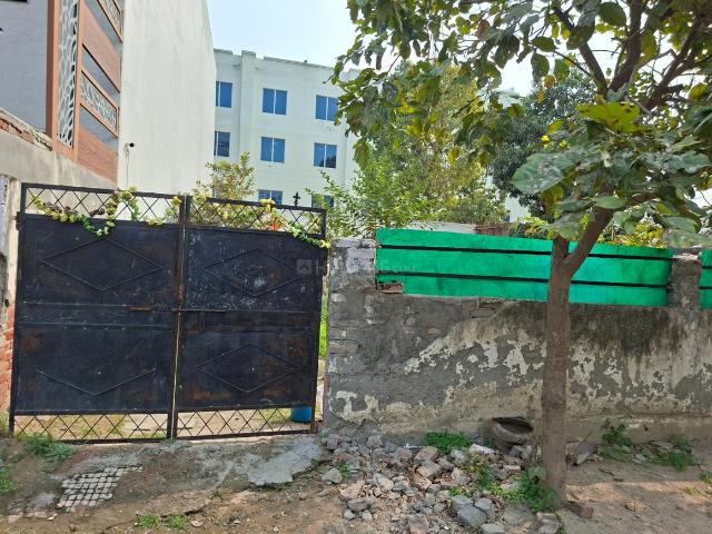 1 BHK Independent House in Swarn Nagari for resale Greater Noida. The reference number is 19556928