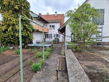 1 bis 2 Familienhaus mit viel Platz für individuelle Gestaltung