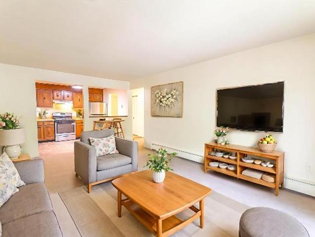 1 Br, 1 bath, Townhouse/Brownstone/RowHouse 19 Country Club Dr