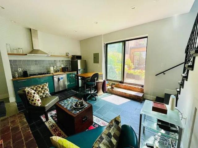 1 Br, 1 bath, Townhouse/Brownstone/RowHouse 211 10th St SE