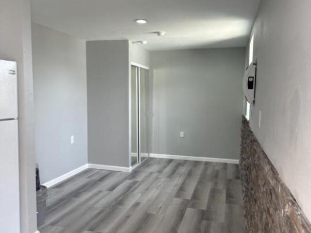 1 Br, 1 bath, Apartment 1007 Center Ave