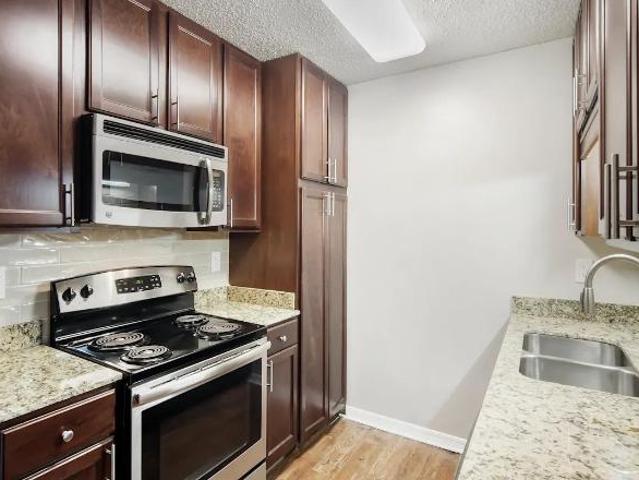 1 Br, 1 bath, Apartment 111 Lakeshore Dr