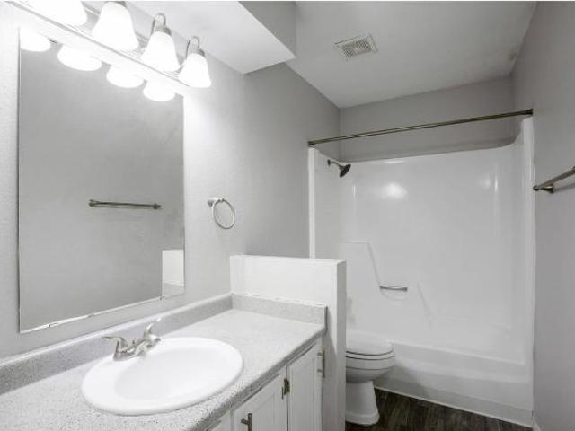 1 Br, 1 bath, Apartment 12050 Candelaria Rd NE