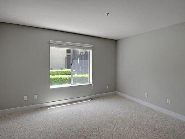 1 Br, 1 bath, Apartment 151 E Holly St