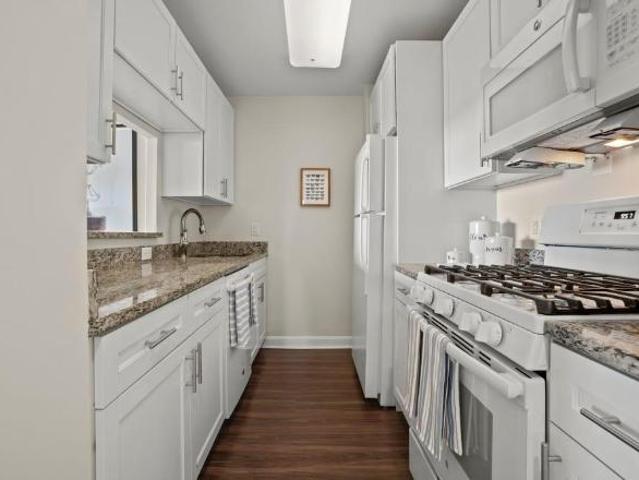 1 Br, 1 bath, Apartment 700 Huron Avenue