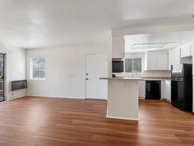 1 Br, 1 bath, Condo 215 Woodland Parkway