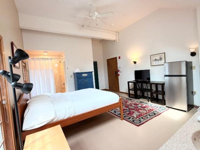 1 Br, 1 bath, Single Family 651 River Road