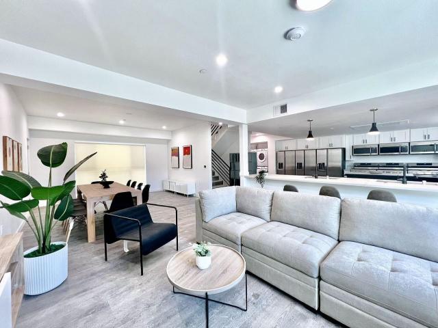 1 BR, 1 BA Apartment 1439 West 37th Drive Unit 1443 1/4 W 37th Dr 101 Shared Bathroom, Los Angeles, CA 90018