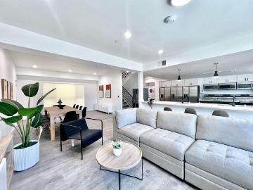 1 BR, 1 BA Apartment 1439 West 37th Drive Unit 1439 W 37th Dr 202 Private Bathroom, Los Angeles, CA 90018