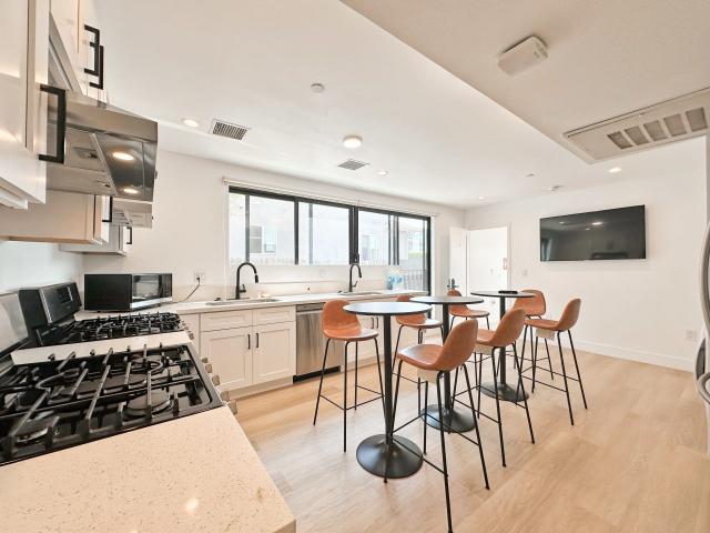 1 BR, 1 BA Apartment 1471 West 37th Street Unit 1471 1/2 W 37th St 303 Private Bathroom, Los Angeles, CA 90018
