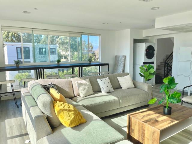 1 BR, 1 BA Apartment 1476 West 35th Street Unit 1482 1/2 W 35th St 303 Private Bathroom, Los Angeles, CA 90018