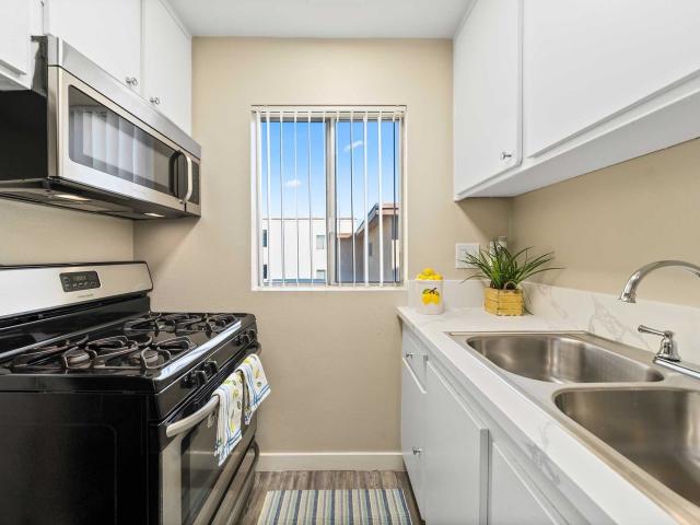 1 BR, 1 BA Apartment 15353 Weddington Street Unit C302, Van Nuys, CA 91411