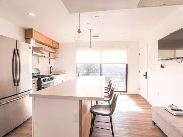 1 BR, 1 BA Apartment 1620 West 35th Place Unit 1620 W 35th Pl 201 Private Bathroom, Los Angeles, CA 90018