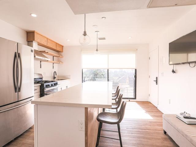 1 BR, 1 BA Apartment 1620 West 35th Place Unit 1620 W 35th Pl 201 Private Bathroom, Los Angeles, CA 90018
