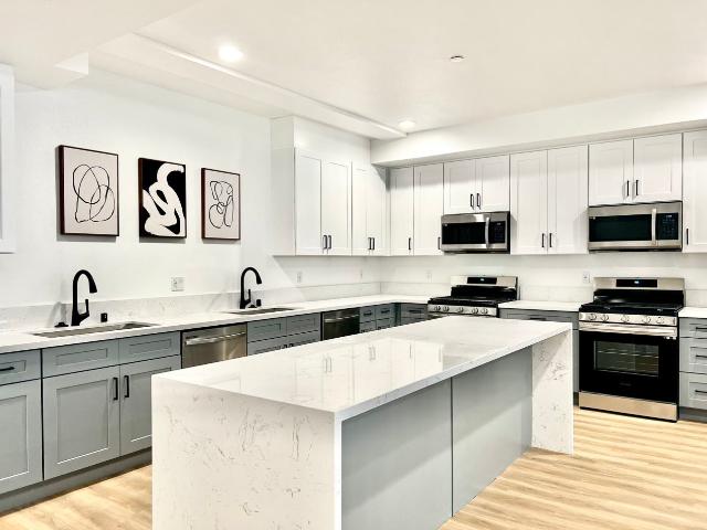 1 BR, 1 BA Apartment 1654 West 35th Street Unit 1654 W 35th St 308 Private Bathroom, Los Angeles, CA 90018