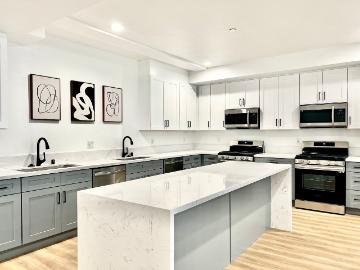 1 BR, 1 BA Apartment 1654 West 35th Street Unit 1654 W 35th St 308 Private Bathroom, Los Angeles, CA 90018