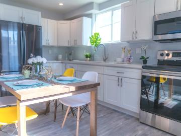 1 BR, 1 BA Apartment 1729 West Adams Boulevard Unit 1733 1/2 W Adams Blvd 1 Private Bathroom, Los Angeles, CA 90018