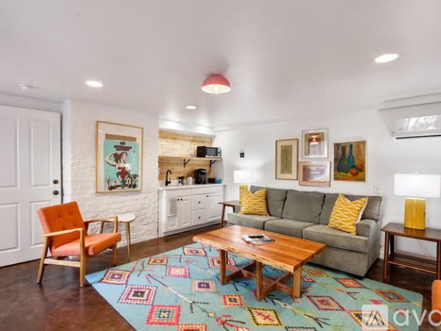 1 BR, 1 BA Apartment 17 W Park Ave, Unit #4, Savannah, GA 31401