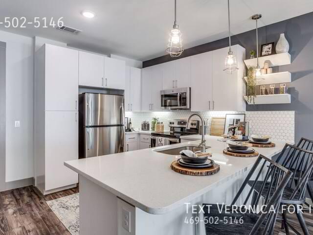 1 BR, 1 BA Apartment 195 W. Davis, Dallas, TX 75208