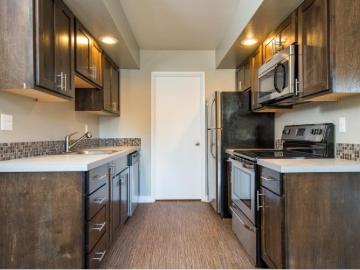 1 BR, 1 BA Apartment 199 E Avenue Unit 106, Lake Oswego, OR 97034
