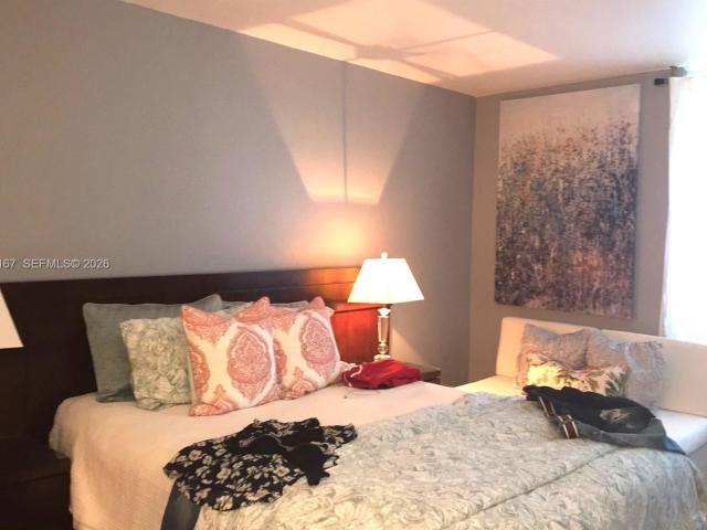 1 BR, 1 BA Apartment 100 Lincoln Road, Miami Beach, FL 33139