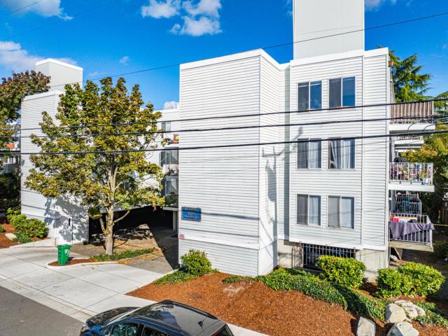 1 BR, 1 BA Apartment 11740 Greenwood Avenue North #109 Unit 105, Seattle, WA 98133