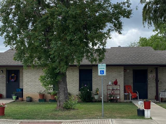 1 BR, 1 BA Apartment 1200 Meadow Park, Lockhart, TX 78644