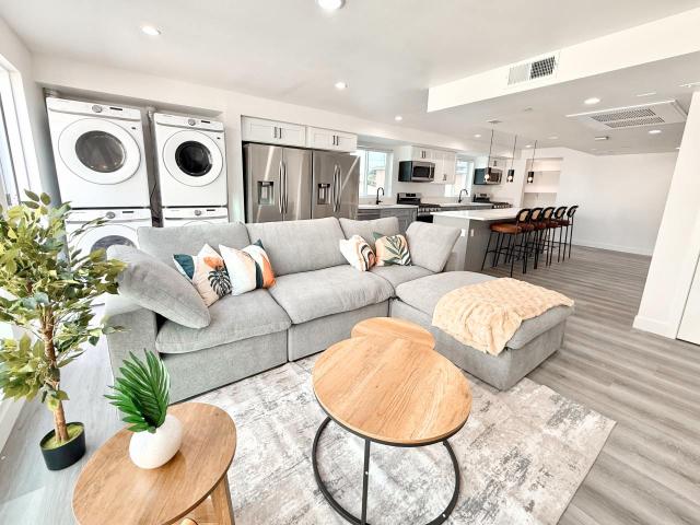 1 BR, 1 BA Apartment 1330 W 36th St Unit 1331 W 36th St 303 Private Bathroom, Los Angeles, CA 90007