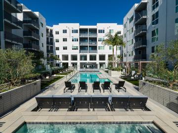 1 BR, 1 BA Apartment 2528 South Grand Avenue Unit 423, Los Angeles, CA 90007