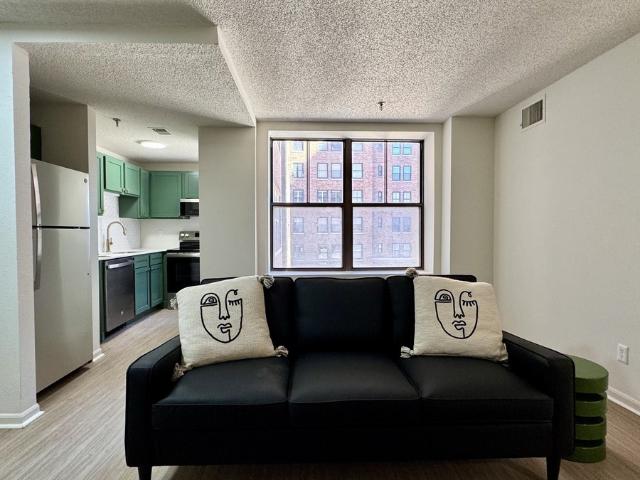 1 BR, 1 BA Apartment 235 Ward Pkwy, Kansas City, MO 64112