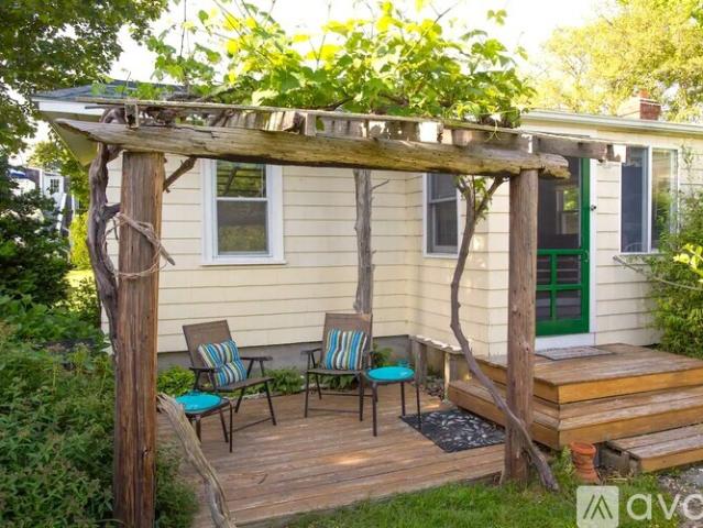 1 BR, 1 BA Apartment 35 Warren Ave, Middletown, RI 02842