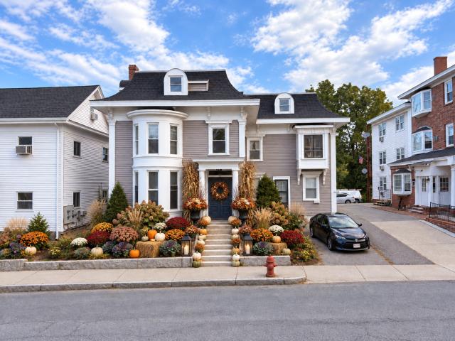 1 BR, 1 BA Apartment 382 E Merrimack Street 4, Lowell, MA 01852