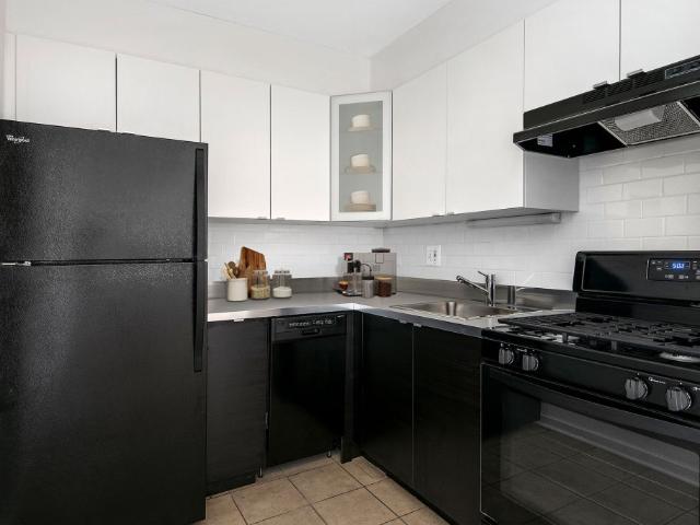 1 BR, 1 BA Apartment 450 W Melrose Unit 327, Chicago, IL 60657