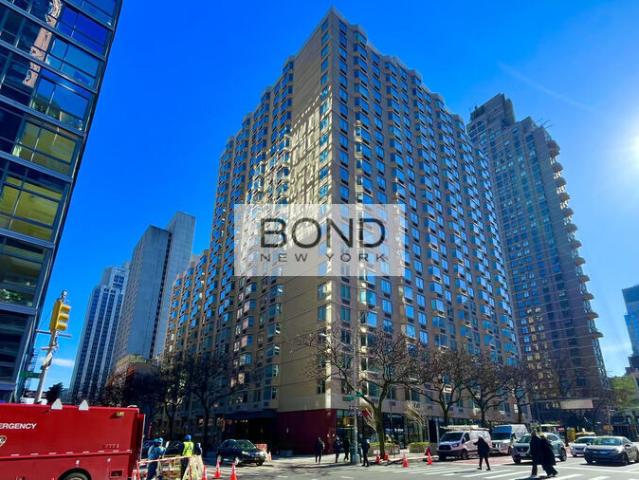 1 BR, 1 BA Apartment 400 East 71st Street, New York, NY 10021