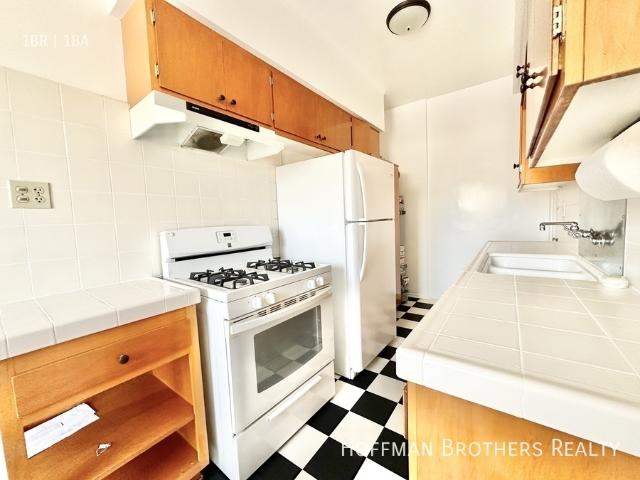 1 BR, 1 BA Apartment 5044 Rosewood Ave, Los Angeles, CA 90004
