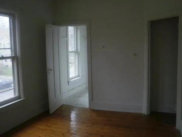 1 BR, 1 BA Apartment 522 1/2 W Douglas St, Freeport, IL 61032
