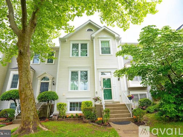 1 BR, 1 BA Apartment 6904 Compton Lane, Unit Smaller room, Centreville, VA 20121