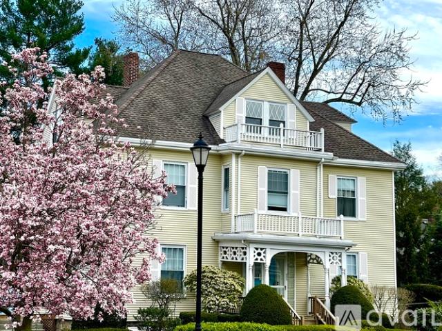 1 BR, 1 BA Apartment 628 Washington Street, Unit 2, Wellesley, MA 02482