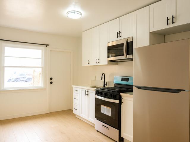 1 BR, 1 BA Apartment 845 W 82nd St, Los Angeles, CA 90044