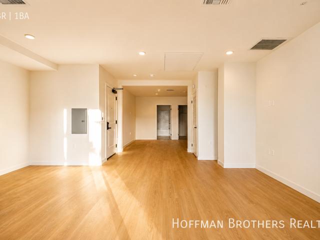 1 BR, 1 BA Apartment 856 S Gramercy Dr, Los Angeles, CA 90005