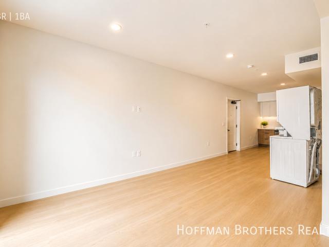 1 BR, 1 BA Apartment 856 S Gramercy Dr, Los Angeles, CA 90005