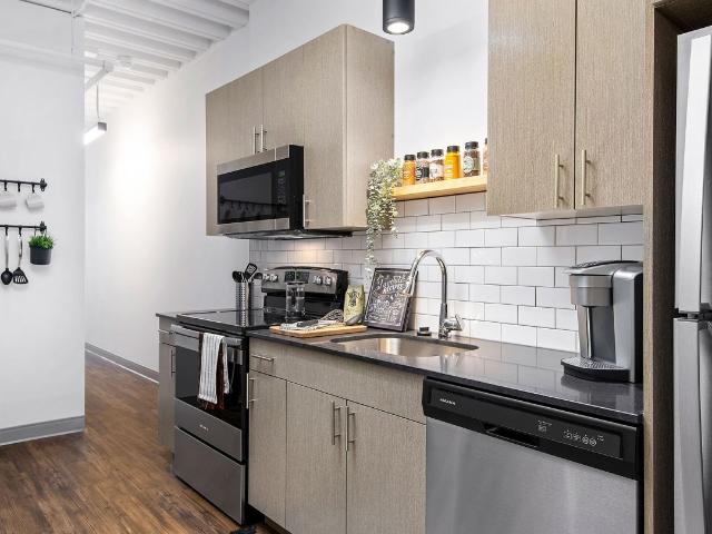 1 BR, 1 BA Apartment 949 W Dakin St Unit 213, Chicago, IL 60613