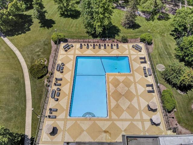 1 BR, 1 BA Apartment 908 Ridge Square Unit 211, Elk Grove Village, IL 60007