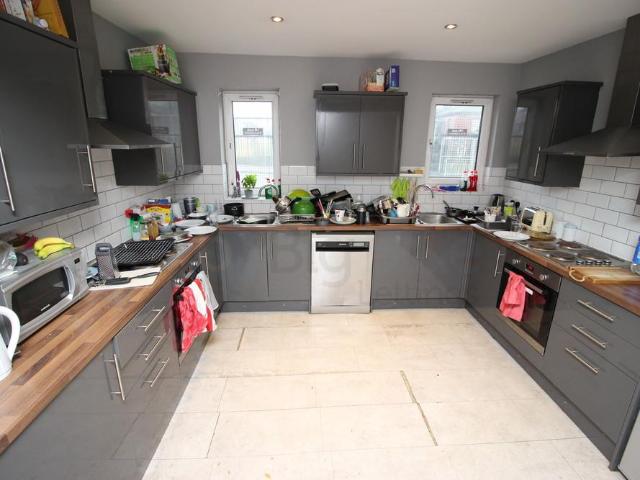 1 Brudenell Mount, Hyde Park, Leeds LS6 8 bed terraced house to rent £5,269 pcm £1,216 pw
