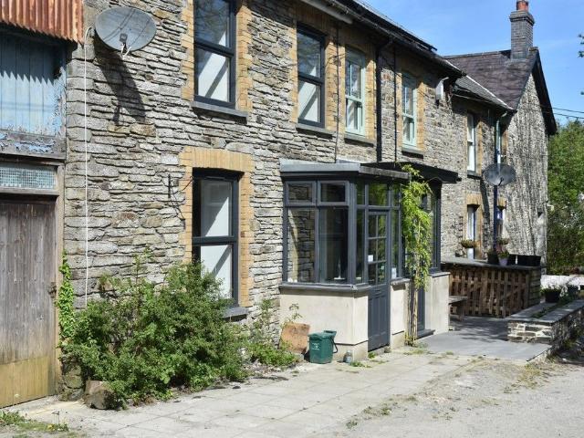 1 Castle Terrace, Newcastle Emlyn SA38, 3 bed cottage to rent, £850 pcm | PrimeLocation