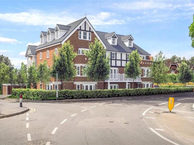1 Claremont Avenue, Woking GU22 2 bed apartment to rent £2,000 pcm £462 pw