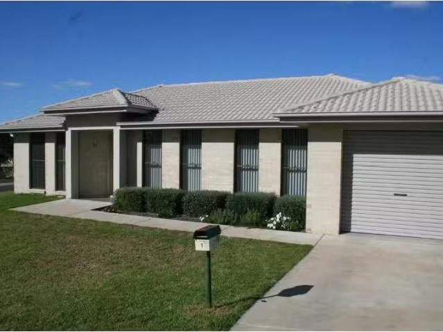 1 Cook Place, Mudgee House for rent Listed by Chloe Brown of.