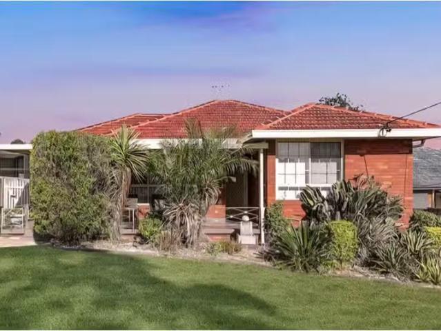 1 Collins Crescent, Yagoona House for rent Listed by Daniel F.